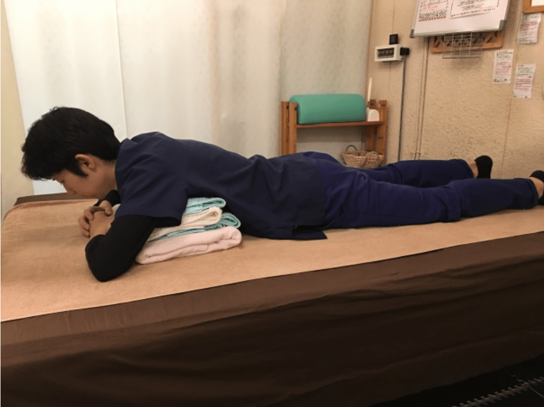 腰痛がひどい時は寝方の姿勢を工夫して対処しよう 腰痛を予防する寝方も紹介 鈴木家のマットレス